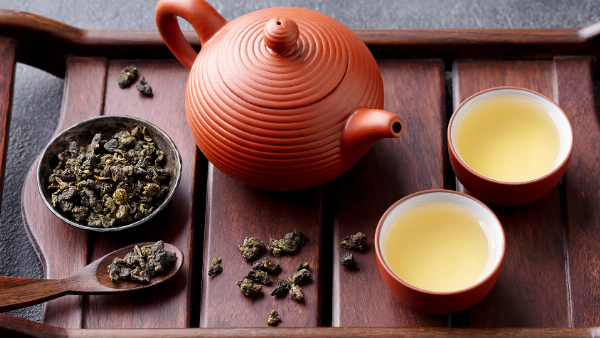 Hình ảnh minh họa các loại trà nên tránh sau nâng mũi như trà đen, trà xanh, trà ô long do chứa caffeine