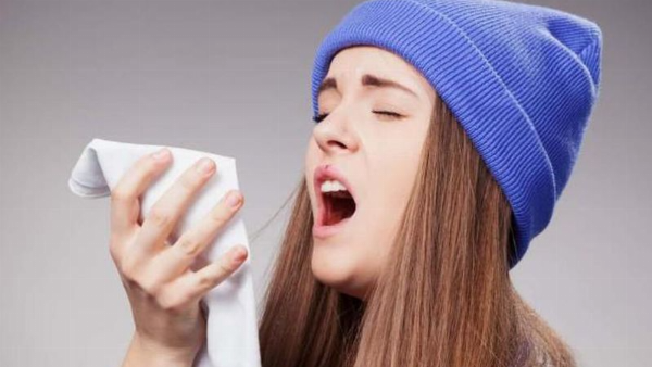 Cách hắt xì đúng tư thế sau nâng mũi