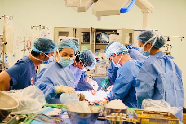 Hình ảnh mô tả cảnh bệnh nhân được điều dưỡng hướng dẫn chăm sóc hoặc tái khám tại Thẩm mỹ viện Phú Xuân