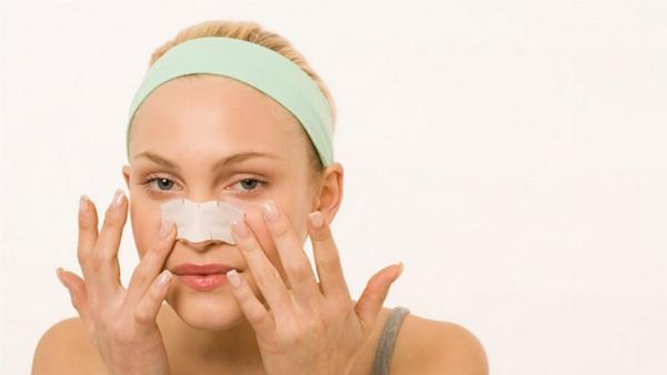 Hình ảnh minh họa các bước chăm sóc mũi sau phẫu thuật sửa, như chườm đá, vệ sinh mũi, hoặc tư thế ngủ đúng.