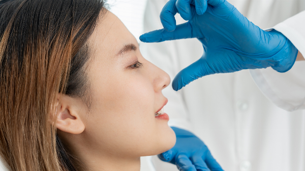 Hình ảnh minh họa các bước chăm sóc sau nâng mũi (ví dụ: chườm đá, vệ sinh vết mổ, ngủ kê gối cao)