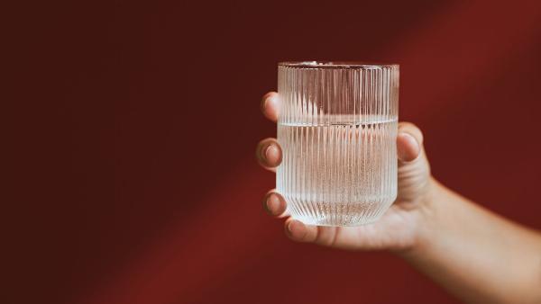 Một bộ sưu tập các đồ uống an toàn sau nâng mũi như nước lọc, nước dừa, sinh tố trái cây tươi