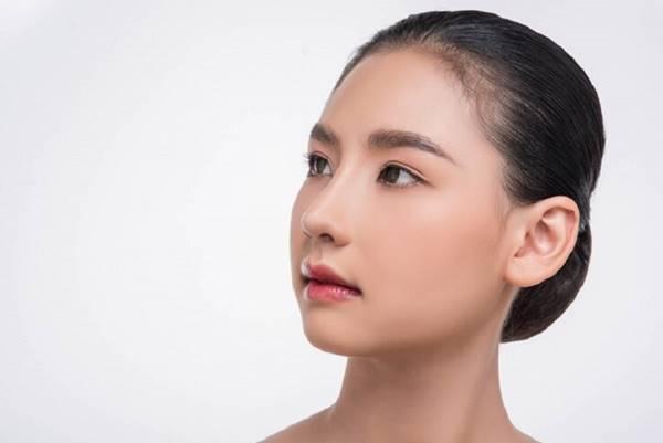 Hinh anh truoc va sau khi nang mui tho nhi ky voi ket qua dang mui tu nhien hai hoa khuon mat
