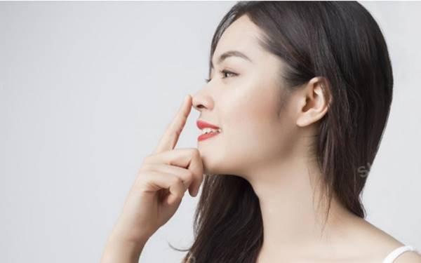 Hình ảnh cận cảnh một chiếc mũi sau nâng thành công, trông rất tự nhiên, không có dấu hiệu lộ sóng hay giả tạo