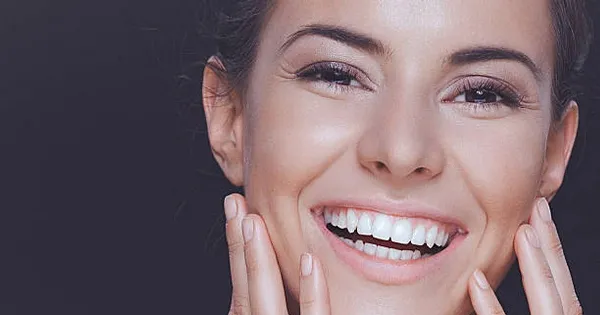 Hình ảnh minh họa các động tác massage mặt nhẹ nhàng vùng quanh mũi và má.