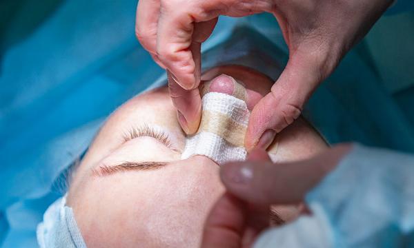 Phòng mổ vô khuẩn đạt chuẩn y tế cho phẫu thuật nâng mũi