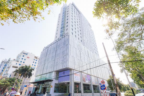 Bác sĩ chuyên khoa tư vấn và khám mũi cho khách hàng tại Phú Xuân về phương pháp sửa mũi Sakura