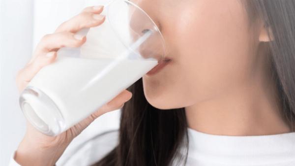 Sau nâng mũi uống Yakult cần cân nhắc thành phần sữa và đường