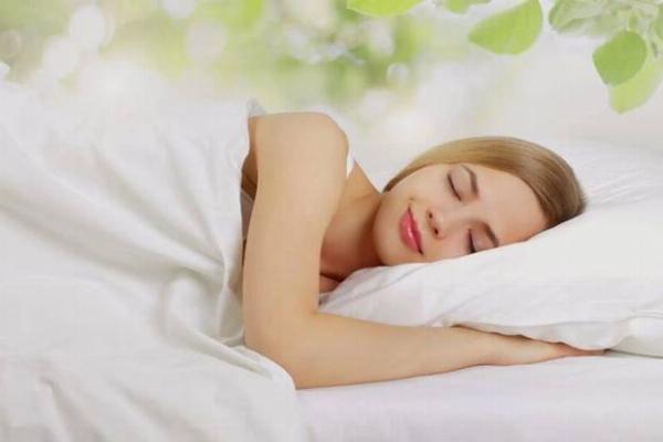 Minh họa tư thế ngủ nằm ngửa kê cao đầu sau nâng mũi