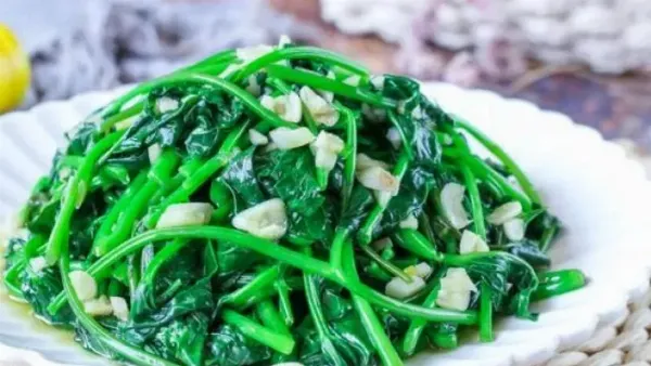 rau-lang-chua-nhieu-vitamin-va-khoang-chat-tot-cho-da