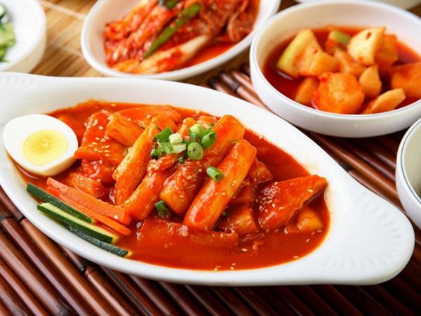 Các thực phẩm cần kiêng sau sửa mũi bao gồm đồ nếp, hải sản, thịt gà, rau muống