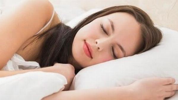 Hình ảnh minh họa tư thế nằm ngửa hoặc nghiêng an toàn để tránh va chạm vào mũi sau nâng mũi