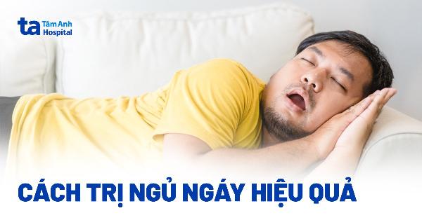 Hình ảnh minh họa tư thế ngủ đúng với gối cao sau phẫu thuật nâng mũi giúp giảm sưng hiệu quả