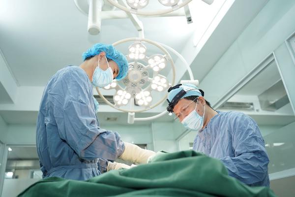Minh họa buổi tư vấn giữa bác sĩ và khách hàng trước phẫu thuật nâng mũi