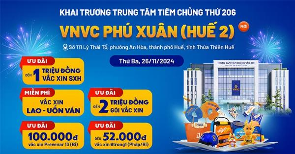 Bác sĩ Phú Xuân tư vấn chi tiết cho khách hàng về nâng mũi