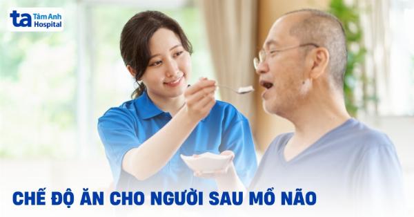 Bác sĩ tư vấn chế độ ăn cho bệnh nhân sau phẫu thuật