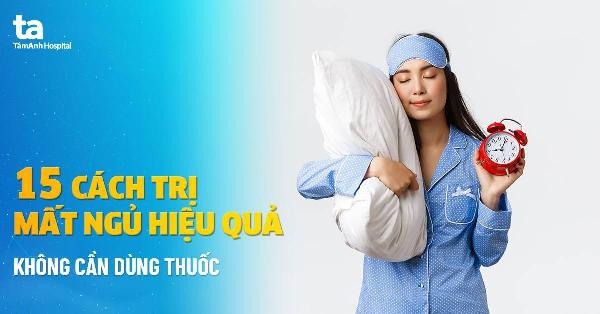 Hình ảnh một bạn trẻ (~15-16 tuổi) đang ngồi trò chuyện và lắng nghe bác sĩ chuyên khoa thẩm mỹ tư vấn về các lựa chọn cải thiện dáng mũi an toàn, không phẫu thuật hoặc tư vấn về độ tuổi phù hợp.